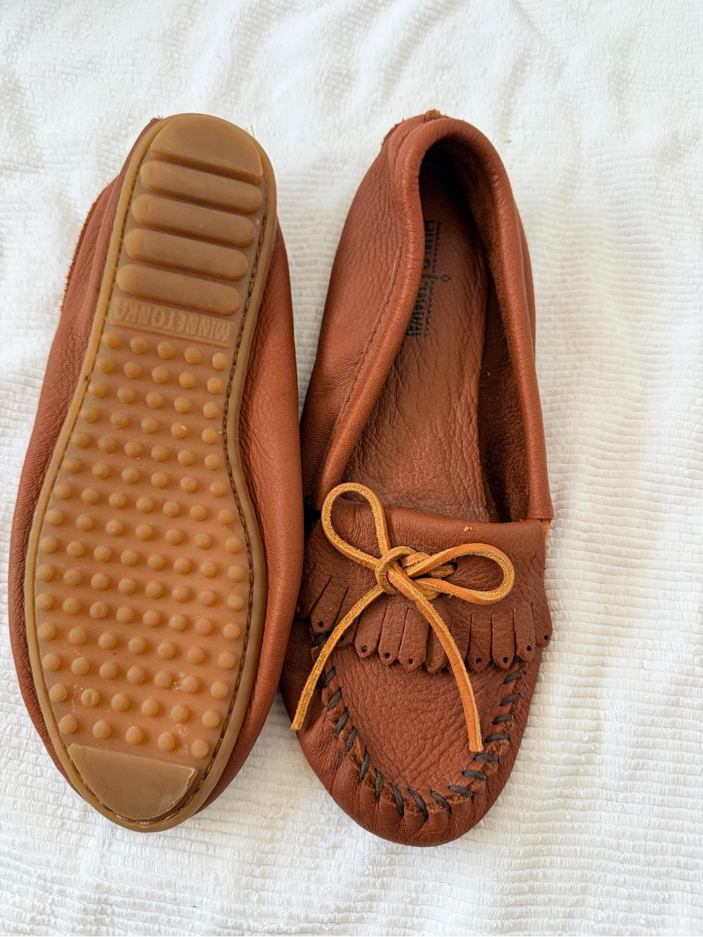 Minnetonka deerskin hard sole Brown Leather Kilty Moccasin with Bow - Picture 4 of 9